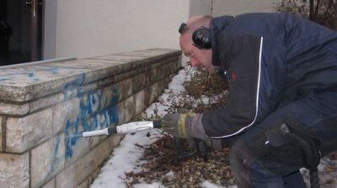 Graffiti verschwindet auf wundersame Weise: Kohlendioxid-Schnee (Trockeneis) wird mit großem Druck auf die verunreinigten Stelle