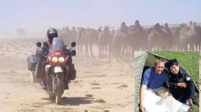 Jens Leibfritz auf seiner Honda African Twin in der Wüste Gobi und beim Kartenstudium (links) mit einem kasachischen Jungen. FOT