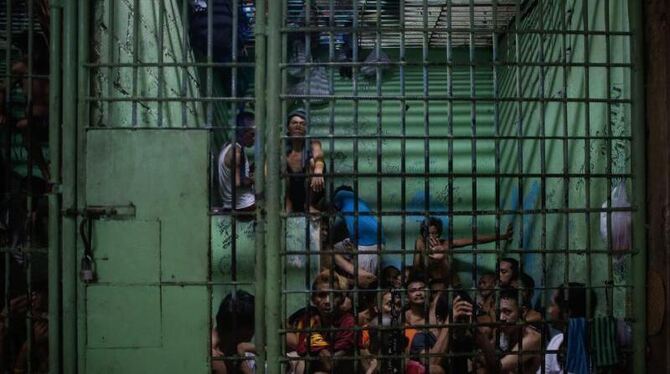 In überfüllten Zellen warten mutmaßliche Drogendealer und andere Verdächtige auf ihren Prozess. Foto: Mark R. Cristino