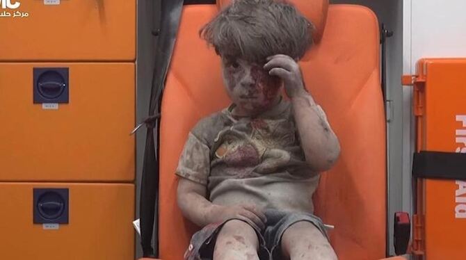 Ein Gesicht des Krieges: Wie gelähmt und völlig verstört sitzt der kleine Omran aus Aleppo nach einem Luftangriff in einem Kr