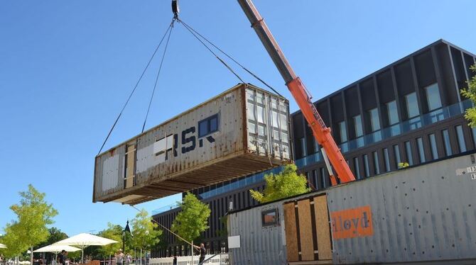 Vorne fehlt noch die schicke Holzverschalung, drinnen die Ausstattung: Gestern hievte ein Kran die künftigen Biergarten-Containe