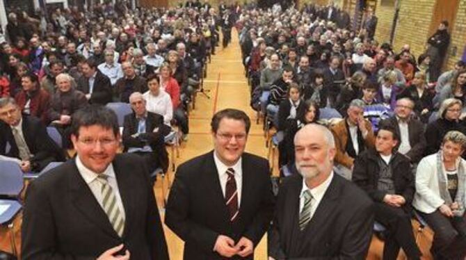 Über 400 in der Glemser Otto-Single-Halle warten auf die Vorstellung der OB-Kandidaten (von links): Dr. Uli Fiedler, Nico Lauxma