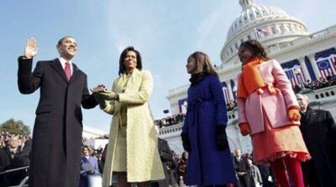 Der große Moment: Barack Obama legt den Amtseid ab. Neben ihm seine Frau Michelle und seine Töchter Malia und Sasha.
FOTO: DPA