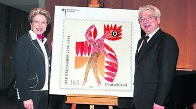 Ministerialdirektor Rainer M. Türmer und Oberbürgermeisterin Barbara Bosch präsentieren die Briefmarke, die zum 100. Geburtstag