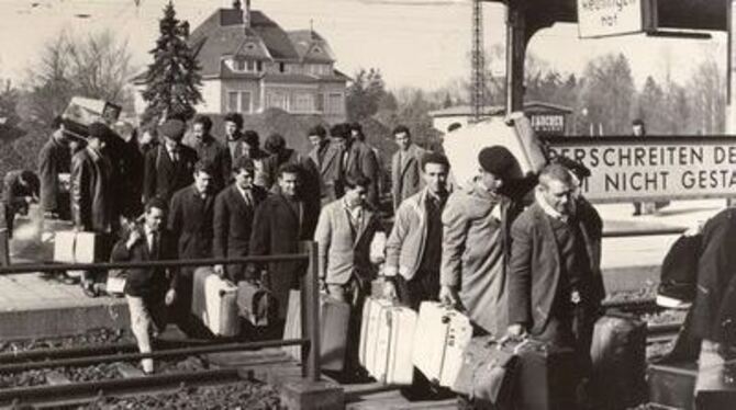 Nur mit einem Koffer voller Habseligkeiten kamen diese italienischen Gastarbeiter 1963 am Reutlinger Bahnhof an. Die Hintergründ