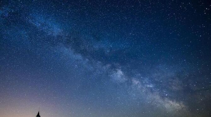 Die Milchstraße. Ein internationales Team von Astronomen hat eine Art dunklen Cousin der Milchstraße entdeckt. Foto: Peter Ko