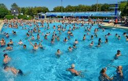 Beliebter Freizeitspaß  im Freibad Markwasen: das Wellenbad, in Aktion meistens voll belegt. FOTO: MARKUS NIETHAMMER