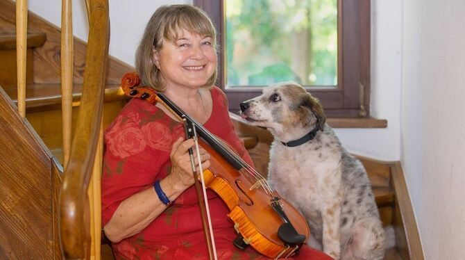 Susanne Kohler findet beim Bratschenspiel Ausgleich zum Alltag. Offensichtlich auch ihre Hündin Samy, die ihr gern zuhört, wenn