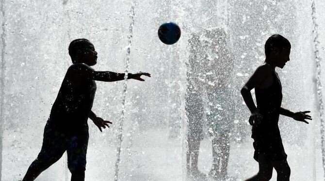 So kann man es aushalten: Kinder spielen in Frankfurt am Main bei hochsommerlichen Temperaturen zwischen Wasserfontänen. Foto