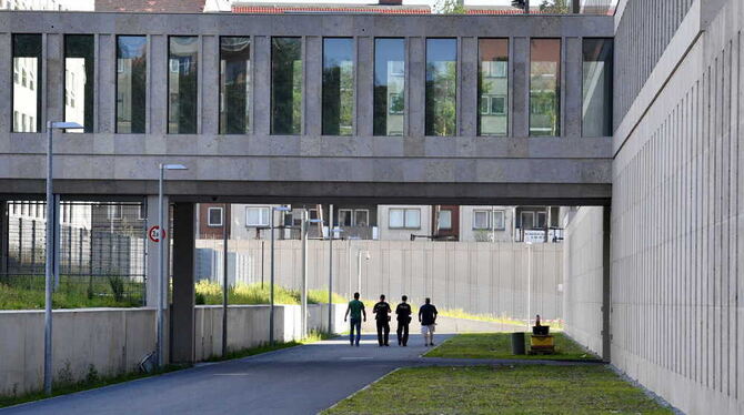 Polizisten gehen beim Tag der offenen Tür der Bundesregierung auf dem Gelände des Bundesnachrichtendienstes in der Chausseestraß