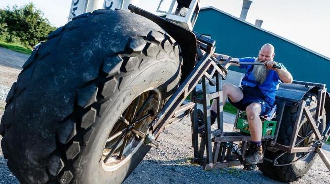 Zum Brötchenholen ein bisschen zu schwer: Frank Dose auf dem von ihm gebauten Fahrrad, mit dem er den Guinnessbuch-Rekord sch Zum Brötchenholen ein bisschen zu schwer: Frank Dose auf dem von ihm gebauten Fahrrad, mit dem er den Guinnessbuch-Rekord sch