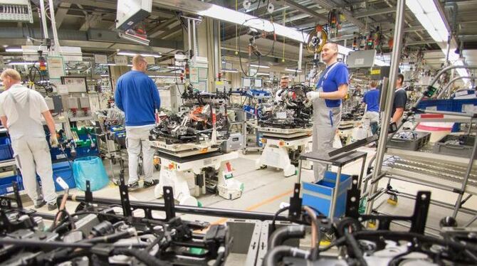 Bald durch Roboter ersetzbar? VW-Mitarbeiter arbeiten in der Motoren- und Getriebemontage. Foto: Sebastian Gollnow
