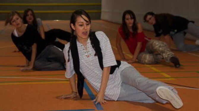 Ganz schön ins Schwitzen kommen die Mädels vom Streetdance-Kurs bei ihrer Vorturnerin Armagan Aydin.
 FOTO: HAMMER