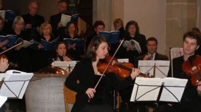 Kammerchor und Orchester beim festlichen Konzert in der Dettinger Stiftskirche. 
FOTO: TBÖ