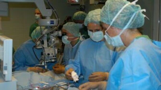 Spitzenmedizin an der Tübinger Augenklinik: Implantation eines Netzhaut-Chips. 
FOTO: UKT
