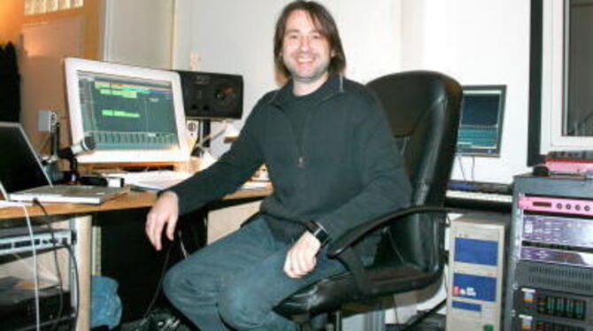 Sandi Strmljan in seinem Studio: Computer und Keyboard sind das Handwerkszeug des erfolgreichen Musikproduzenten.  FOTO: RENZ