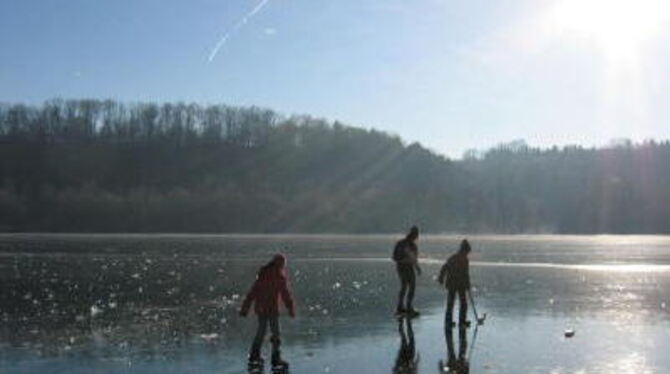Zurzeit noch nicht sicher möglich: Eislaufen auf dem Kirchentellinsfurter Baggersee. ARCHIVFOTO: SEL