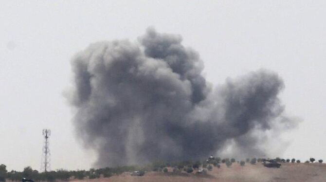 Während eines Militäreinsatzes in Syrien steigt die Rauchwolke einer Explosion auf. Foto: Sedat Suna/Symbolbild