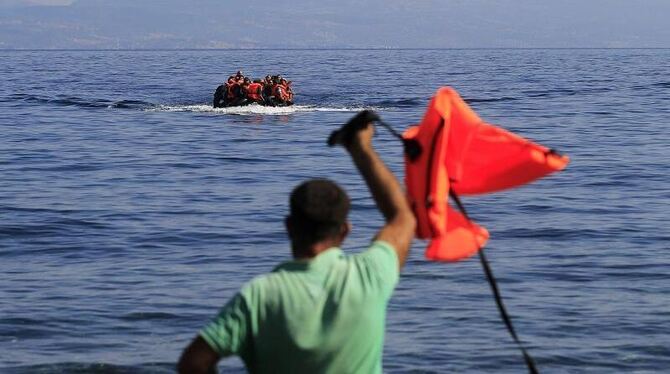 Ein Boot mit Flüchtlingen vor der Küste der griechischen Insel Lesbos. Foto: Orestis Panagiotou/Archiv