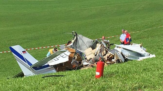 Ein verunglücktes Flugzeug liegt auf einer Wiese bei Leutkirch. Foto: Ralf Zwiebler/dpa