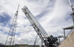 Eine Falcon-Rakete der privaten Raumfahrtfirma SpaceX wird am 7.10.2012 startklar gemacht. Jetzt ist eine dieser Raketen beim