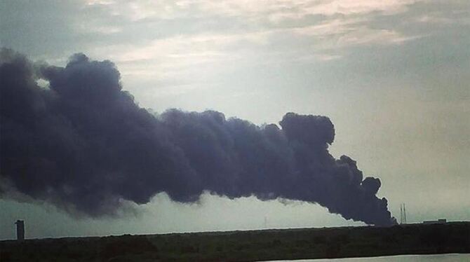 Schwarzer Rauch über dem Weltraumbahnhof Cape Canaveral: Eine Rakete der privaten Raumfahrtfirma SpaceX ist bei einem Test ex