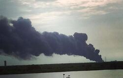 Schwarzer Rauch über dem Weltraumbahnhof Cape Canaveral: Eine Rakete der privaten Raumfahrtfirma SpaceX ist bei einem Test ex