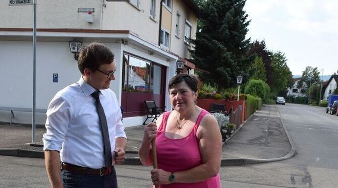 Die Gomaringerin Annerose Scheel wird von Bürgermeister Steffen Heß für ihren Putzeinsatz gelobt. GEA-FOTO: HAI Die Gomaringerin Annerose Scheel wird von Bürgermeister Steffen Heß für ihren Putzeinsatz gelobt. GEA-FOTO: HAI