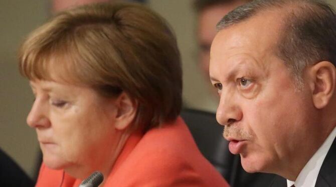 Die deutsche Kanzlerin Angela Merkel und der türkische Präsident Recep Tayyip Erdogan im Gespräch. Foto: Michael Kappeler/Arc