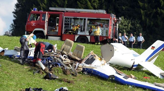 Aus bislang unbekannter Ursache stürzte die mit drei Personen besetzte Maschine kurz nach dem Start in Leutkirch ab. Alle drei I