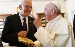 Winfried Kretschmann schenkt dem Papst einen Stich des Klosters Maulbronn und den Roman «Unterm Rad» von Hermann Hesse. Foto: Ul