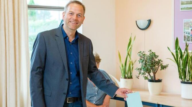 Der Spitzenkandidat der AfD, Leif-Erik Holm, gibt bei der Landtagswahl seine Stimme ab. Foto: Daniel Bockwoldt