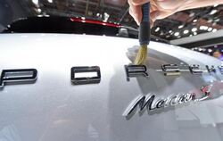 Das Kraftfahrt-Bundesamt hat als erstes die Umrüstung des Geländewagens «Macan» von Porsche freigegeben. Foto: Uli Deck/Archi