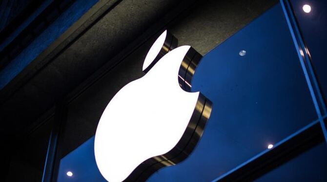 Apple-Logo an der Fassade des Apple Store in Hamburg.