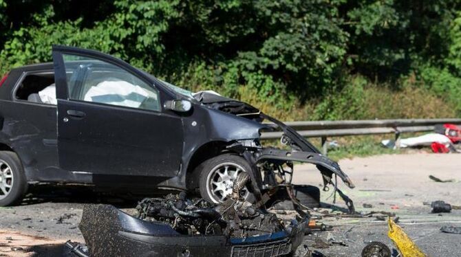Münster auf der B54 zwischen Münster und Gronau: Mehrere entgegenkommenden Wagen prallten auf den Anhänger. Bei dem Unfall si