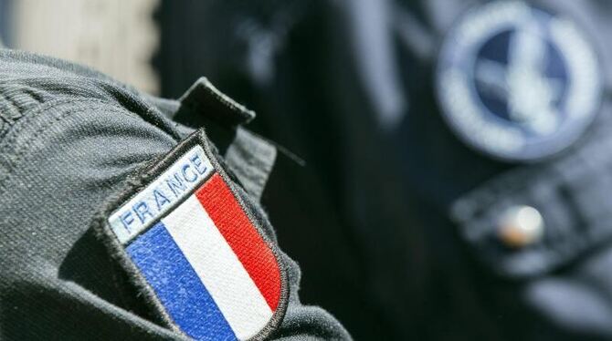Die französischen Landesfarben auf dem Ärmelabzeichen eines Sicherheitsbeamten. Am vergangenen Wochenende ist Paris ein verdä