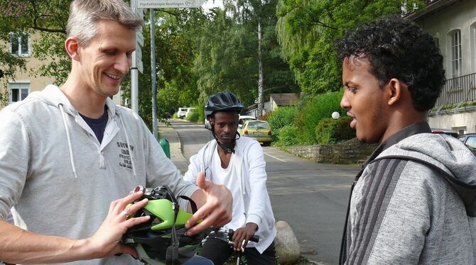 Verkehrserziehung für junge Flüchtlinge: Der Helm muss richtig sitzen. FOTO: BD