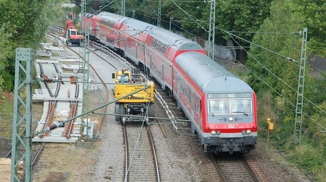 Bahnhofseinfahrt Metzingen. Die roten Regional-Express-Züge  machen vorübergehend den meist gelben Gleisbaufahrzeugen Platz. Lin