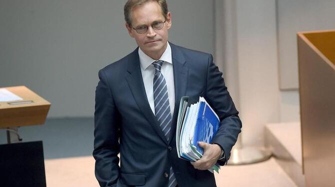 Berlins regierender Bürgermeister Michael Müller (SPD) kommt ins Abgeordnetenhaus in Berlin. Foto: Britta Pedersen Berlins regierender Bürgermeister Michael Müller (SPD) kommt ins Abgeordnetenhaus in Berlin. Foto: Britta Pedersen