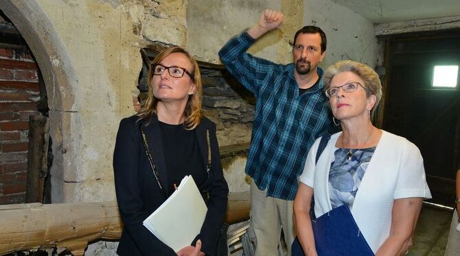 Staatssekretärin  Katrin Schütz (links) und OB Barbara Bosch beim Rundgang  mit Bauhistoriker Tilmann Marstaller. FOTO: NIETHAMM