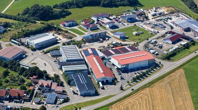 Alles voll: Die Firma Daigler  (große rote Dächer) hat im Industriegebiet in  Steinhilben keine Erweiterungsmöglichkeit mehr. FO