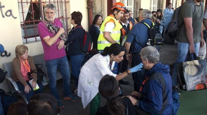 Sanitäter und Helfer kümmern sich um die Verletzten. Foto: Salvador Sas