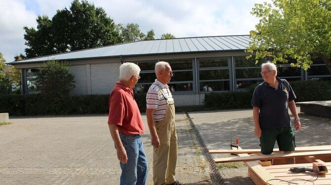 Manfred Mistele, Gebhard Holzwarth und Günter Maier (von links) legen Hand an. Die Ruheständler treffen sich alle 14 Tage in der