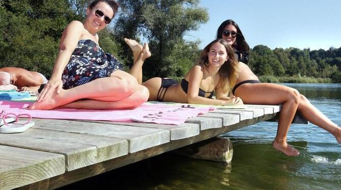 Wäre das nicht schon vor Monaten möglich gewesen? Elena, Viktoria und Luana (v.l.) genießen am Schwarzachtalsee in Baden-Würt Wäre das nicht schon vor Monaten möglich gewesen? Elena, Viktoria und Luana (v.l.) genießen am Schwarzachtalsee in Baden-Würt