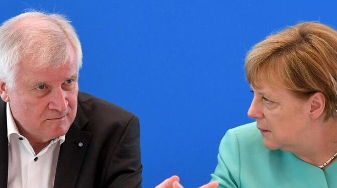 Mit Spannung wird erwartet, ob sich Merkel und Seehofer im Streit über die Flüchtlingspolitik annähern können. Foto: Ralf Hir
