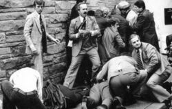 Sicherheitsbeamte kümmern sich am 30.03.1981 in Washington um den verletzt am Boden liegenden Pressesprecher James Brady. Gle