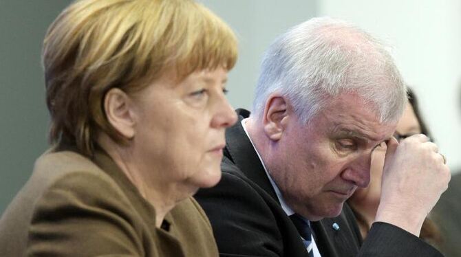 Angela Merkel und Horst Seehofer kommen beim Flüchtlingsthema nicht auf einen gemeinsamen Nenner. Foto: Rainer Jensen/Archiv
