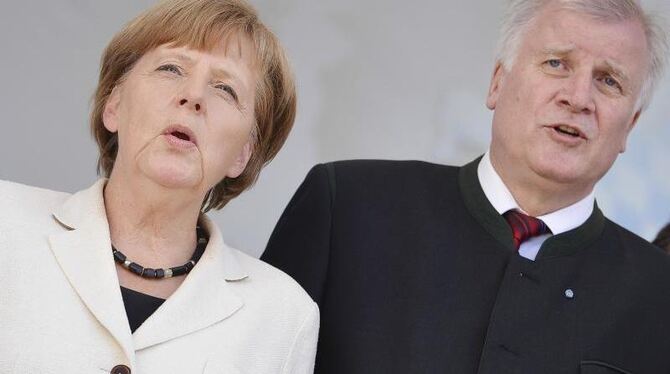 Liegen beim Thema Flüchtlingspolitik weiter über Kreuz: Kanzlerin Merkel und CSU-Chef Seehofer. Foto: David Ebener/Archiv