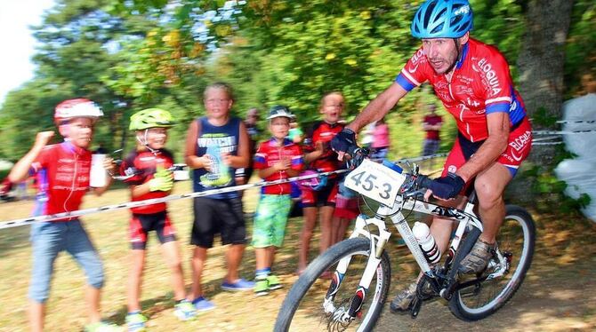 Bei schweißtreibenden Temperaturen legten sich die Teilnehmer beim Dottinger Mountainbike-Biathlon kräftig ins Zeug – lautstark