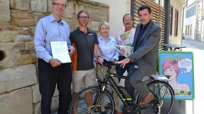 Volkshochschul-Geschäftsführer Dr. Ulrich Bausch (rechts) sitzt schon im Sattel, am Samstag startet die Roadshow zum neuen VHS-P